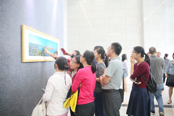 我院组织全体教职工参观惠州解放68周年大型图片展