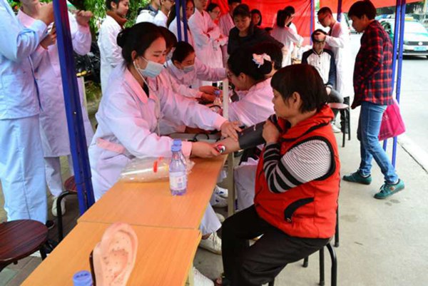 护理系、医技系联合举办党员义诊志愿活动